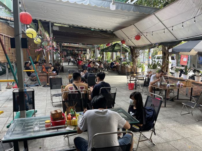 Hình ảnh tô bún bò Huế thơm ngon đầy màu sắc tại Bún Bò Huế Lyon