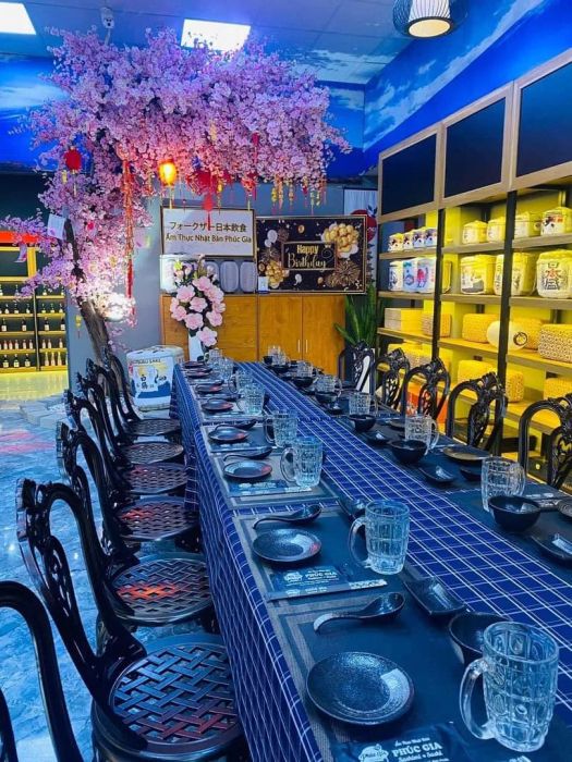 Nhà Hàng Nhật Bản Phúc Gia - Không gian tiệc sang trọng với view mặt tiền thoáng đãng