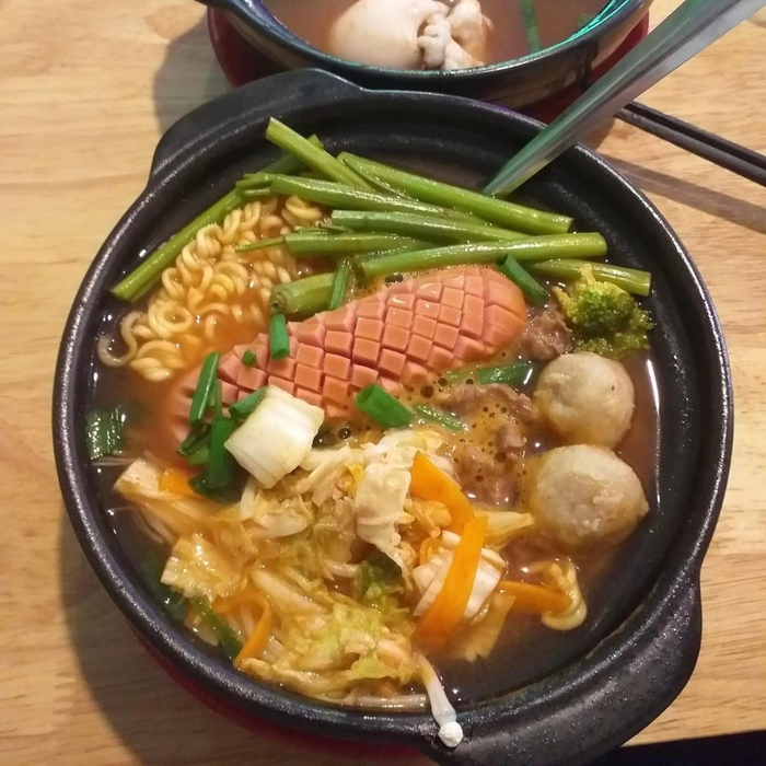Hình ảnh tô mỳ cay bắt mắt tại GHIỀN Drink & Fast Food