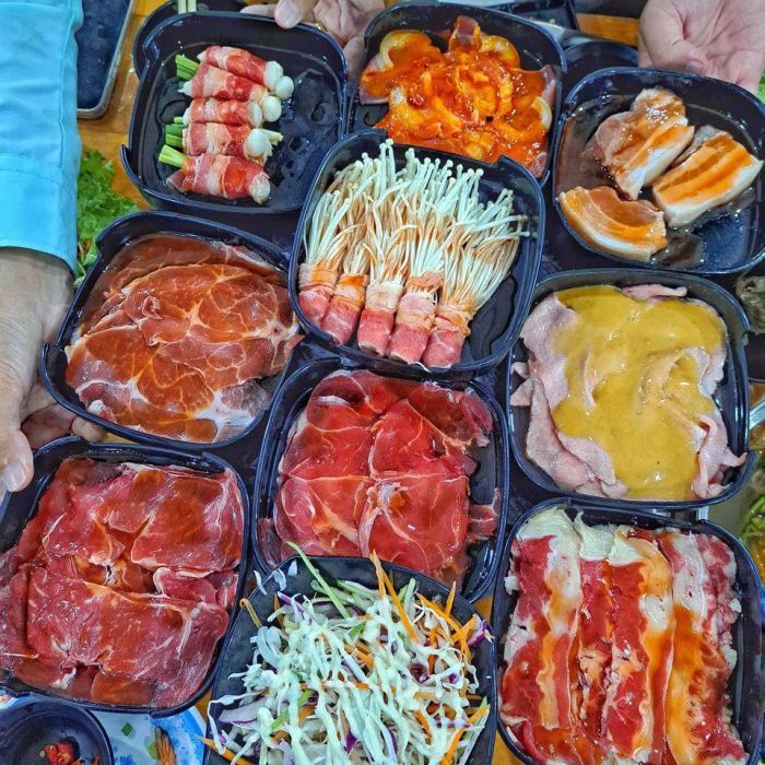 Không gian ấm cúng và bàn tiệc buffet đa dạng tại Buffet CHẢO
