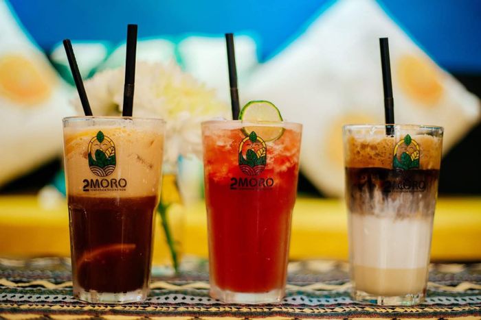 2Moro - Tiệm trà chanh Vinh ảnh 1 - Khung hình đẹp như tranh vẽ, nơi ánh đèn vàng ấm áp hòa cùng sắc trà xanh mát mắt, tạo nên bức tranh sống động đầy cảm xúc.