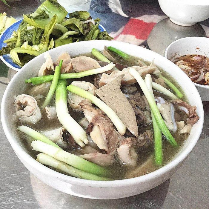 Tô cháo lòng đặc biệt tại quán Bà Tư Mập
