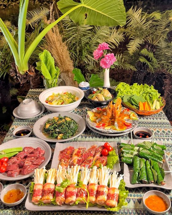 Không gian sang trọng và ấm cúng tại Tiệm Nhà Vũ