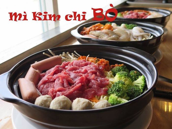 Không gian ấm cúng và món ngon đặc trưng tại Mì cay NAGA