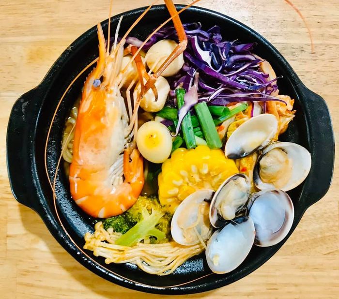 Không gian ấm cúng và menu đa dạng tại Hotteen 2