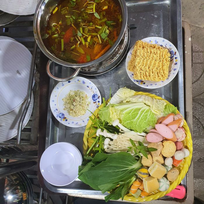 Không gian ấm cúng tại Bún Đậu Lẩu - Hẻm