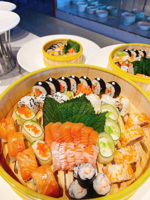 Set sushi tổng hợp - Tác phẩm nghệ thuật ẩm thực với sự hòa quyện tinh tế của các loại sushi cao cấp.