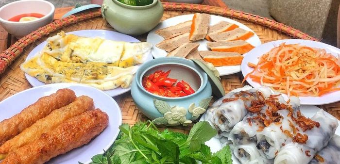 Hình ảnh đĩa bánh cuốn vàng ươm thơm phức tại Cô Phượng