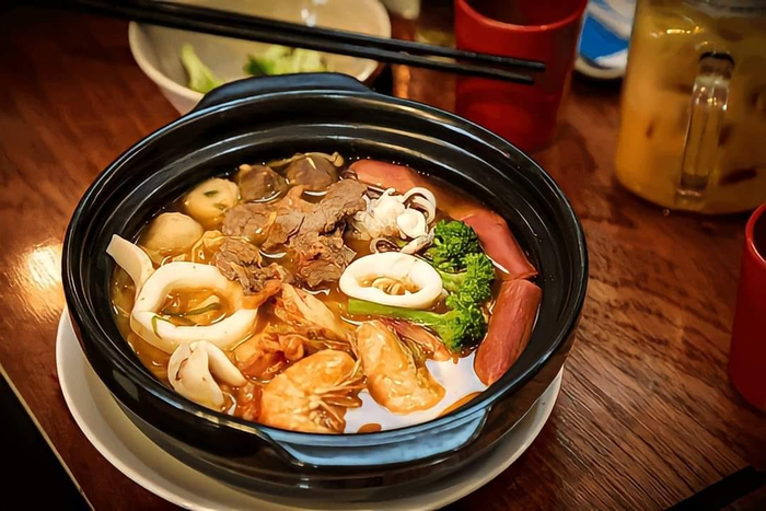 Những món ăn Hàn Quốc hấp dẫn được trình bày đẹp mắt tại Mrs. Nghĩa Korean Food