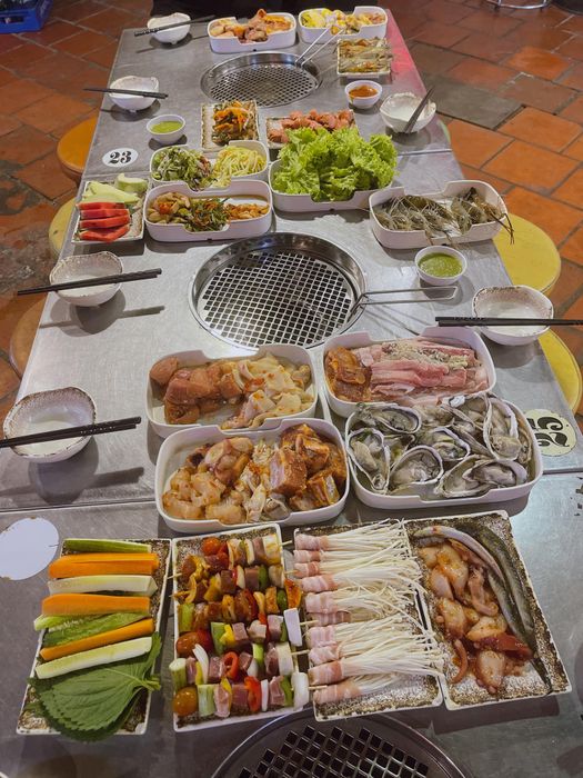 Không gian ấm cúng và món nướng đặc trưng tại KuShin BBQ