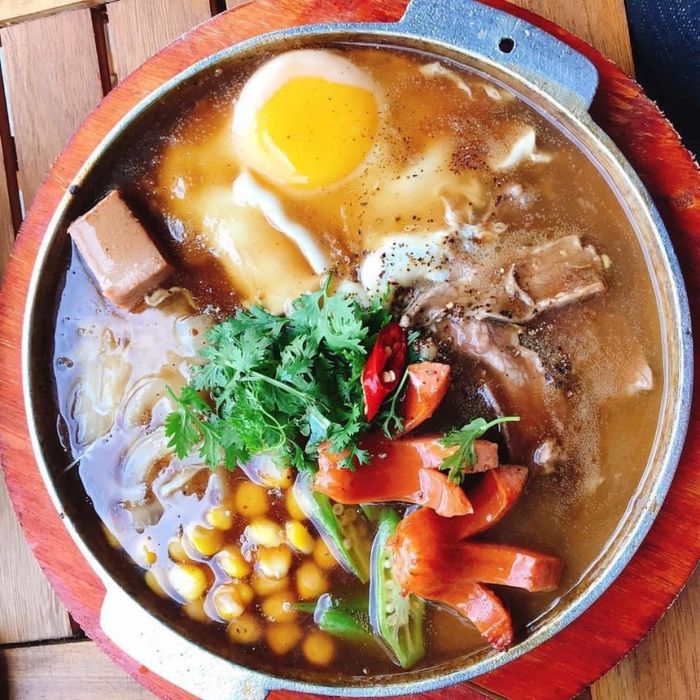 Hình ảnh bánh mì chảo nóng hổi đầy hấp dẫn tại Bánh Mì Chảo 1995