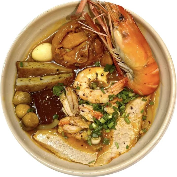 Ảnh 1: Tô bánh canh cua Út Thảo với cua nguyên con vàng ươm cùng topping hấp dẫn