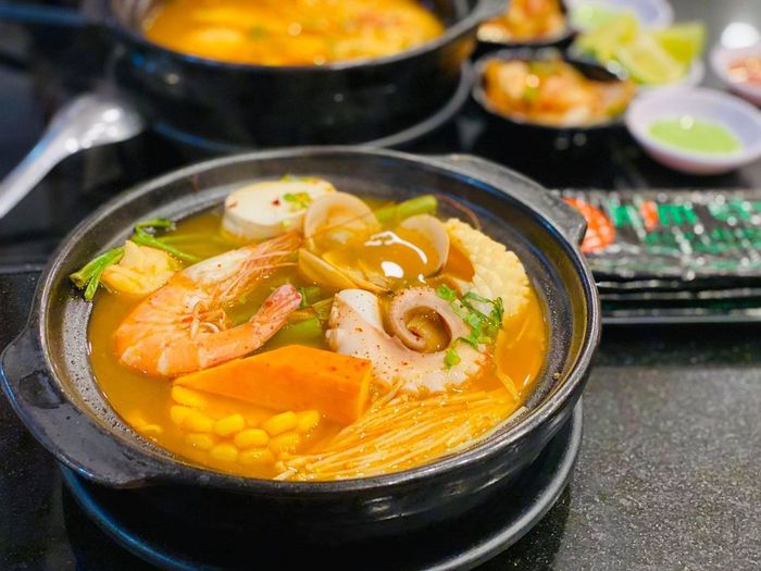 Không gian ấm cúng và món ngon hấp dẫn tại Kim Chi Quán