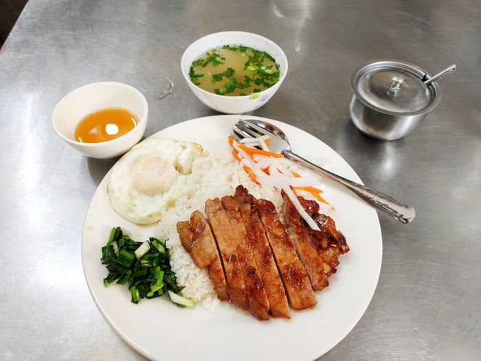 Hình ảnh dĩa cơm tấm vàng ươm hấp dẫn tại Trần Quý Cáp