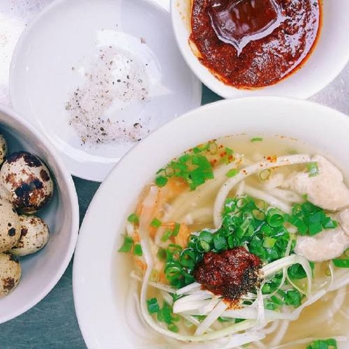 Tô bánh canh Bà Đợi bày biện đẹp mắt với đầy đủ nguyên liệu