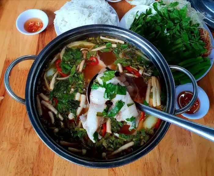 Ảnh 2 - Quán Lẩu Chèo Bẻo Phong: Không gian ấm cúng với nồi lẩu nghi ngút khói
