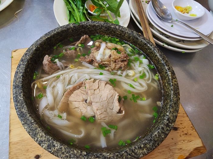 Hình ảnh không gian ấm cúng và tô phở bò chín tái hấp dẫn tại quán