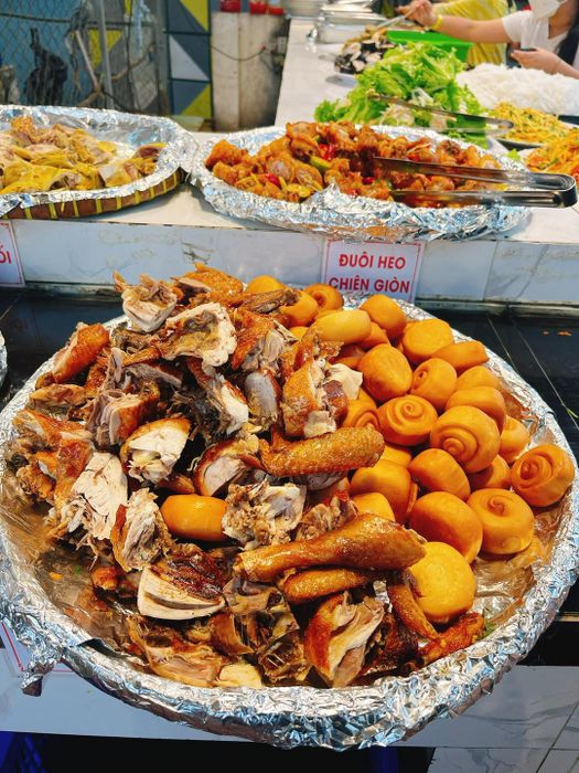 Bữa tiệc buffet đa dạng tại Cô 3 Còi 2