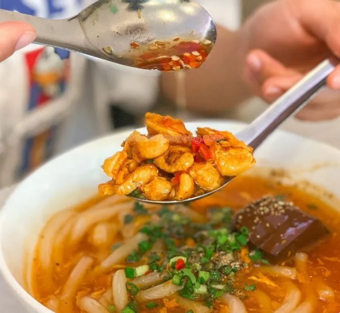 Ảnh 1: Tô bánh canh cua Ngọc Trinh bốc khói nghi ngút với thịt cua tươi vàng ươm