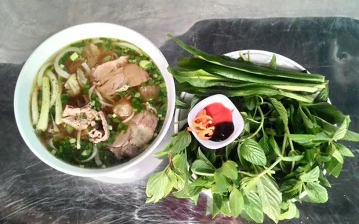 Hình ảnh tô phở Thắng vàng ươm hấp dẫn