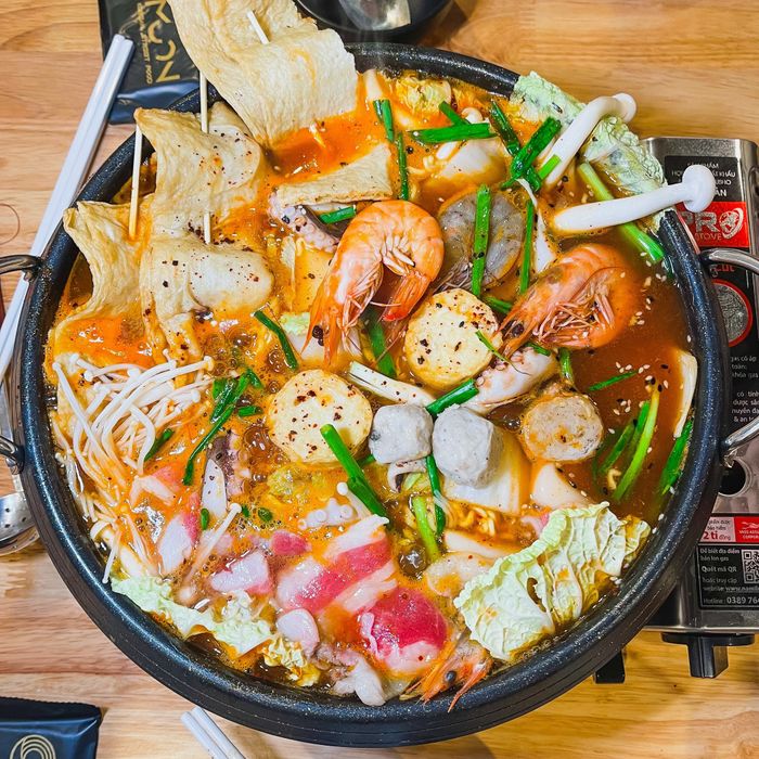 Không gian ấm cúng và món ngon đặc trưng tại Moon Korean Food