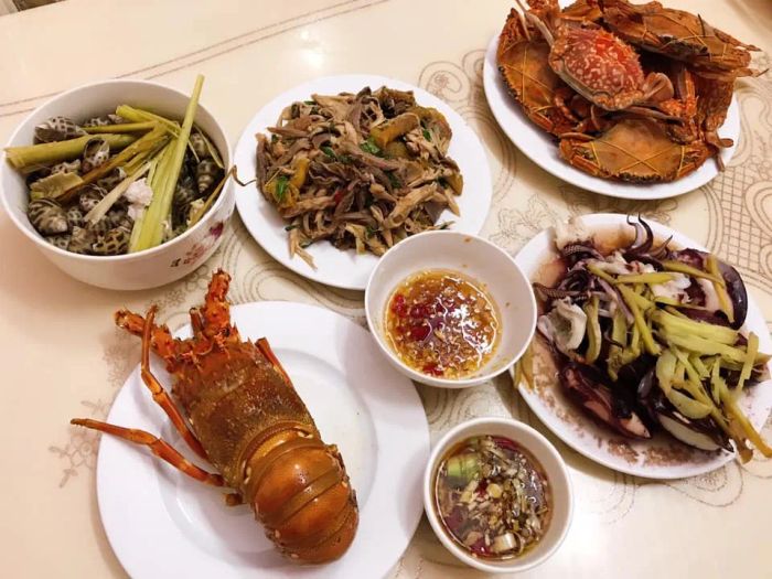 Không gian ấm cúng bên bờ hồ tại Nhà Hàng Hải Sản Bé Thủy