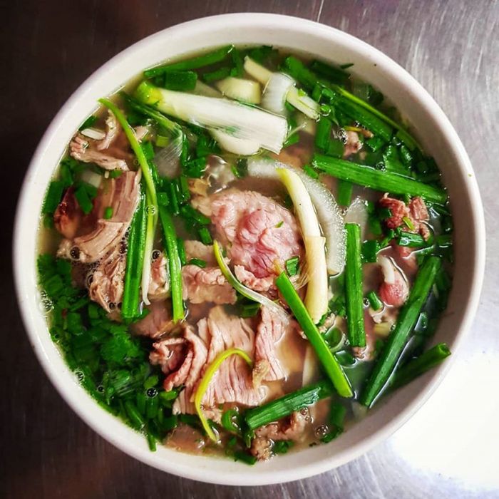 Hình ảnh không gian ấm cúng và tinh tế tại Phở Phú Gia