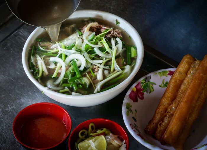 Hình ảnh tô phở thơm ngon đặc trưng tại Phở Phú Gia