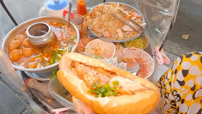 Hình ảnh ổ bánh mì xíu mại vàng ươm hấp dẫn