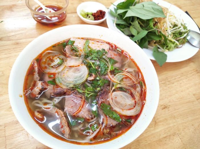 Hình ảnh tô bún bò Huế thơm ngon tại Mỹ Thảo