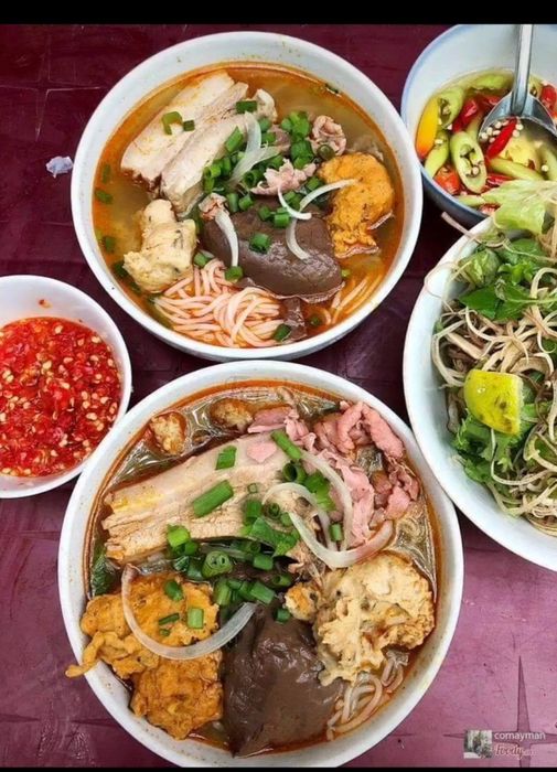 Hình ảnh không gian ấm cúng và tô bún đặc biệt tại Bún Bò Huế Thiên Lộc