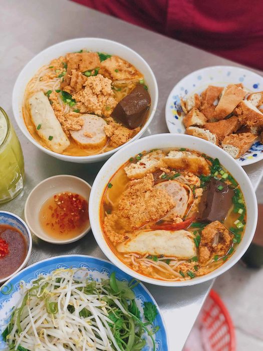 Hình ảnh tô bún riêu hấp dẫn tại quán Phạm Thế Hiển