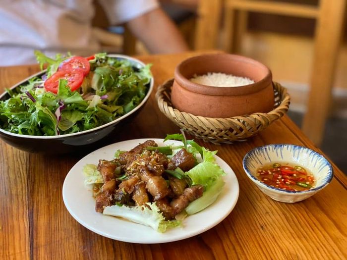 Không gian ấm cúng với những nồi cơm niêu vàng ruộm tại Bờ Kè Quán