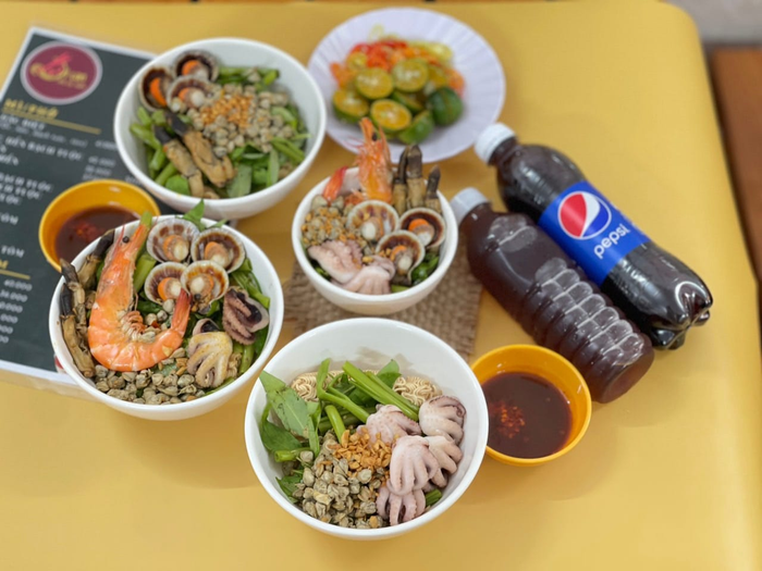 Hình ảnh cận cảnh nguyên liệu tươi ngon trong món mì ốc hến