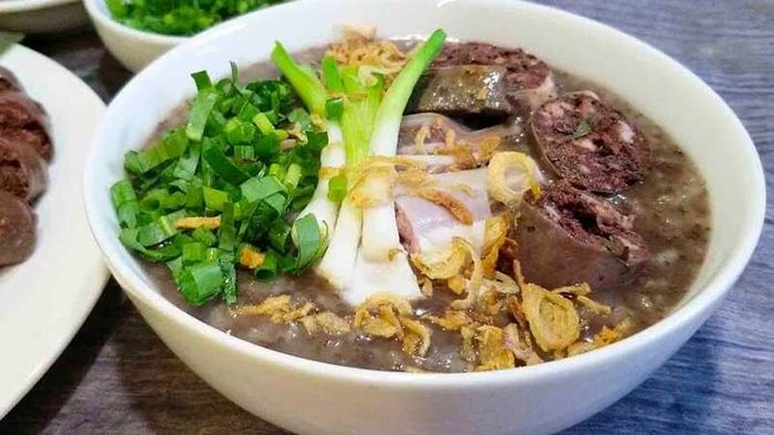 Không gian ấm cúng tại quán cháo lòng Võ Thị Sáu
