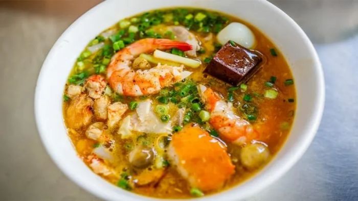 Ảnh 1: Tô bánh canh tôm bột gạo nóng hổi với sắc vàng óng của nước dùng và những con tôm tươi hấp dẫn