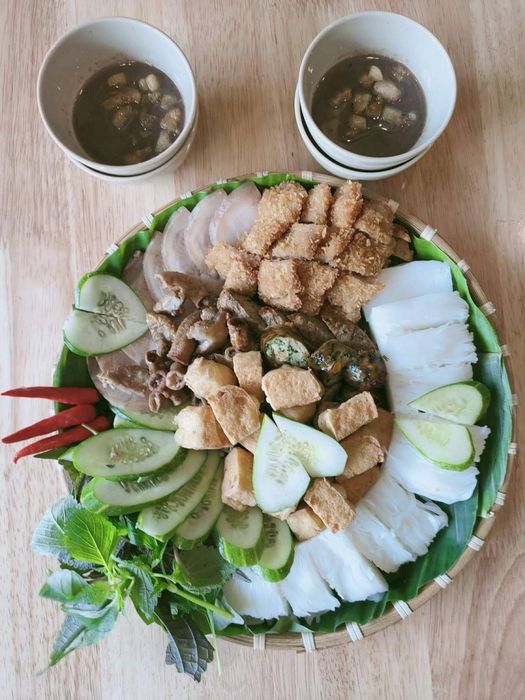 Không gian ấm cúng tại quán Bún Đậu 3 Chị Em