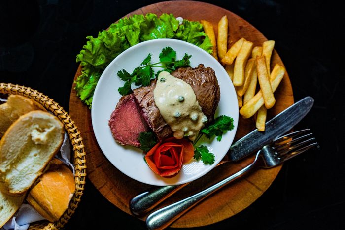 Không gian ấm cúng tại La Carambole Bistro
