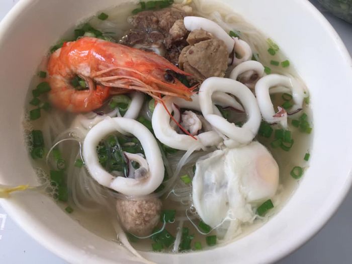 Hình ảnh món hủ tiếu mực đặc trưng tại Tư Hường