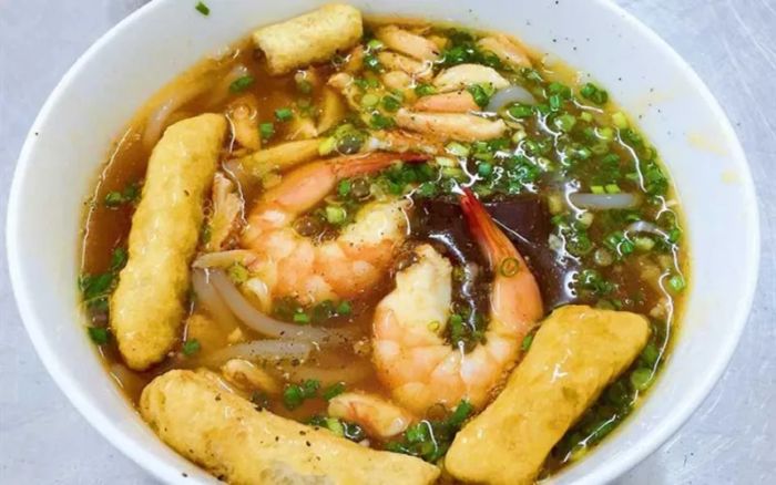 Ảnh bắt trọn khoảnh khắc thưởng thức Bánh Canh Cua Út Lệ - góc nhìn 2