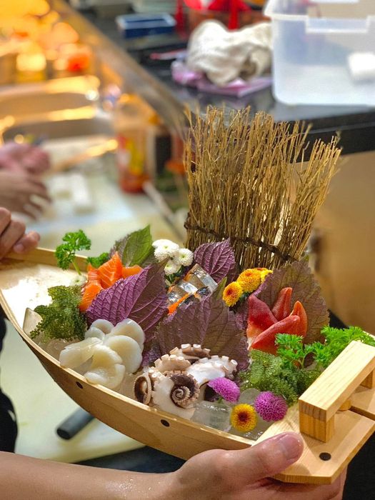 Những món ăn được chế biến tinh tế tại bếp mở Sushi-Iko
