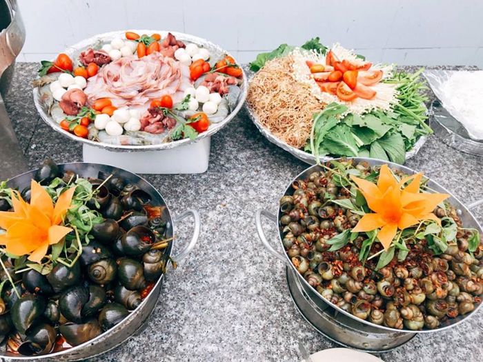 Không gian ấm cúng và món ngon đặc trưng tại Chú Tèo Buffet