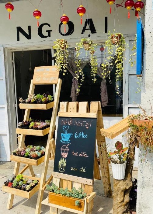 Vườn sen đá xanh mát tại Ngoại Coffee