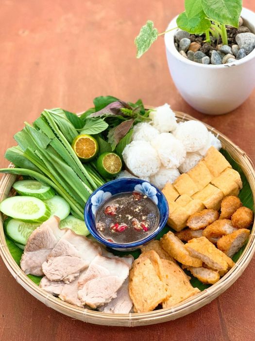 Mâm bún đậu đầy đặn tại Bún Đậu Tre - Quách Điêu