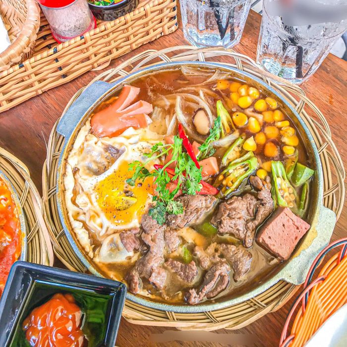 Không gian ấm cúng và món ngon đặc biệt tại Bánh Mì Chảo 1995