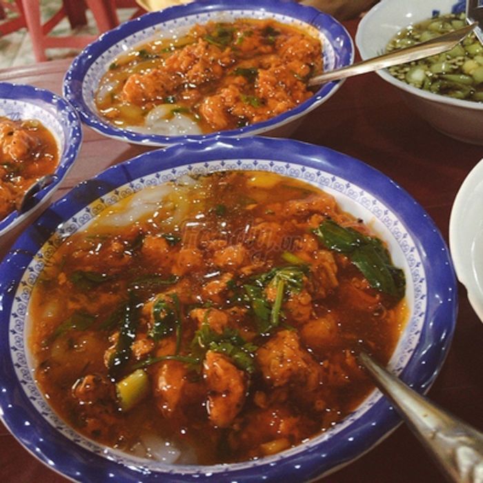 Hình ảnh tô bánh canh Nam Phổ đặc sản với sắc vàng cam bắt mắt
