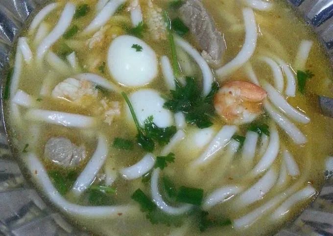 Ảnh 2: Tô bánh canh tôm bột gạo vàng ươm với topping tươi ngon bắt mắt