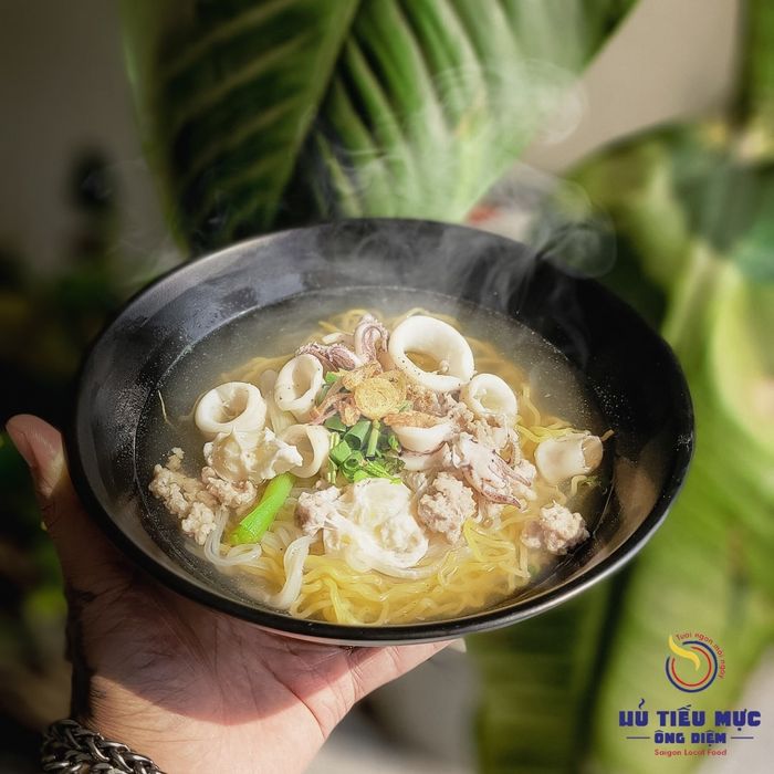 Hình ảnh tươi ngon của tô hủ tiếu mực đặc trưng tại quán Ông Diệm