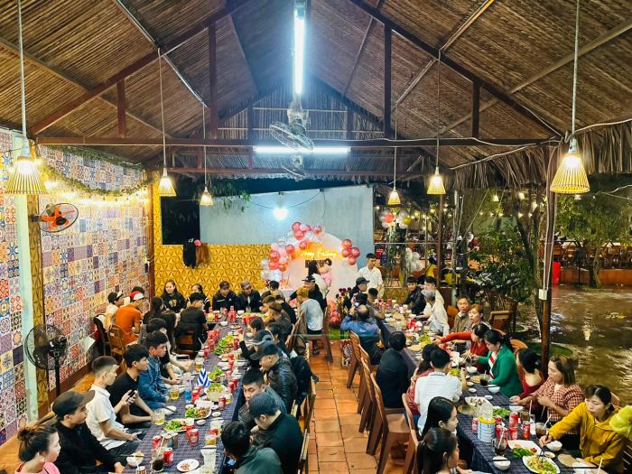Không gian sang trọng tại Hội Ngộ Quán