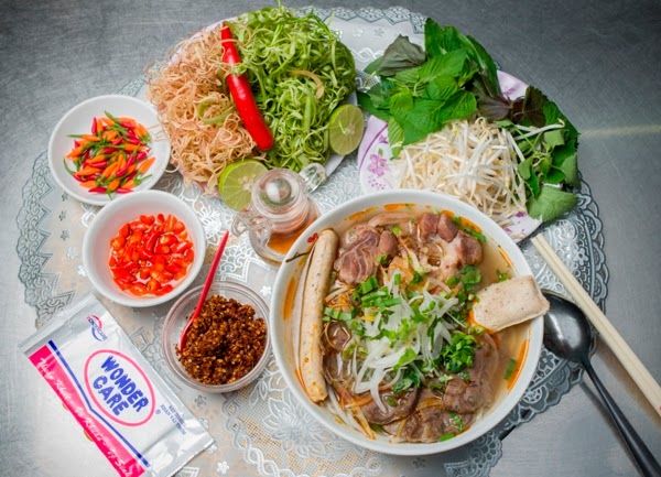 Tô bún bò Huế Bảo Hạnh thơm ngon, trình bày đẹp mắt